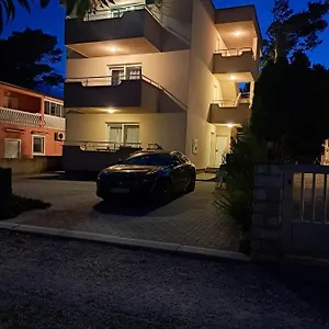 Apartament Vukadin, Vir